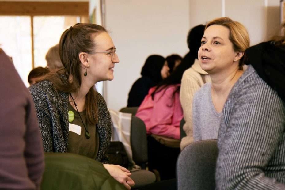 mehrere Frauen, die sich unterhalten
